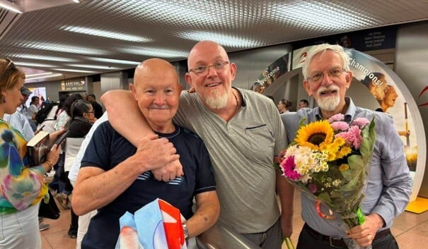 Frans en Leslie en Kees met bloemen-bijgesneden
